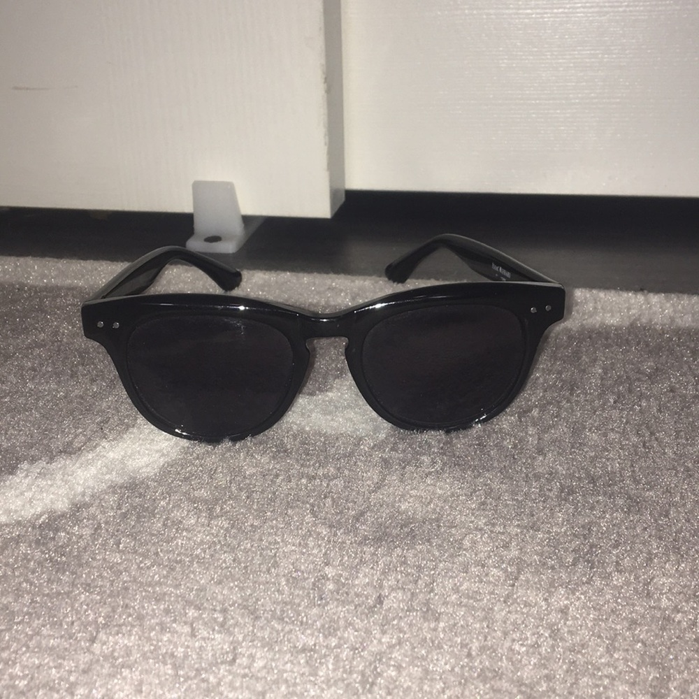 Black Isaac mizrahi sunglases